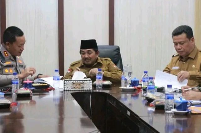 Bupati Anwar Sadat Dorong Alternatif Pengolahan Lahan Tanpa Bakar: Cegah Kebakaran Hutan dan Lahan di Tanjab Barat