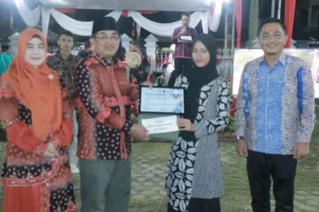 Bupati Anwar Sadat Serahkan Hadiah Lomba Poster Digital