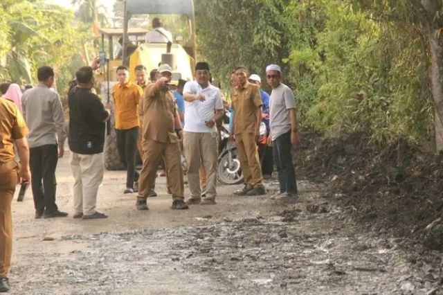 Demi Keselamatan dan Kelancaran Berkendara Masyarakat: Bupati Anwar Sadat Gerak Cepat Perbaiki Jalan yang Rusak
