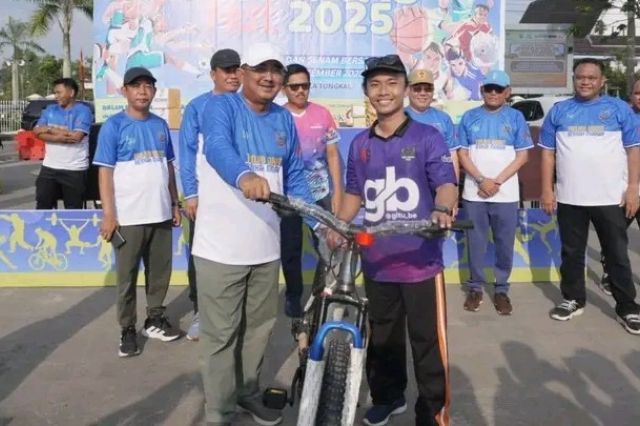 Bupati Anwar Sadat Buka Olahraga Jalan Santai Hari Puncak Haornas dan Kormi Tahun 2025