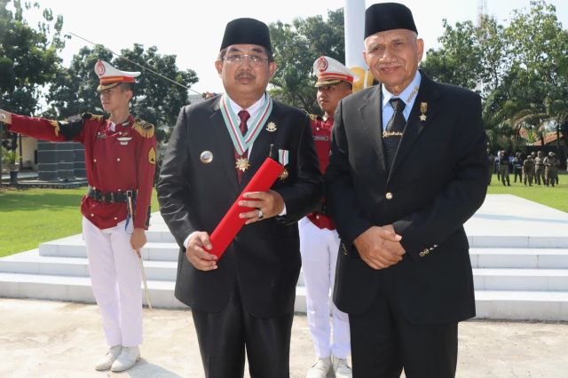 Membangun Aparatur Berintegritas: Bupati Anawar Sadat Raih Bintang Astha Brata