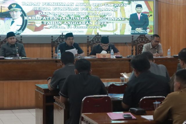 Bupati Anwar Sadat Pimpin Rakor Pembinaan Awal OPD Tahun 2025 dan Evaluasi Capaian Kinerja OPD Kabupaten Tanjung Jabung Barat Tahun 2024