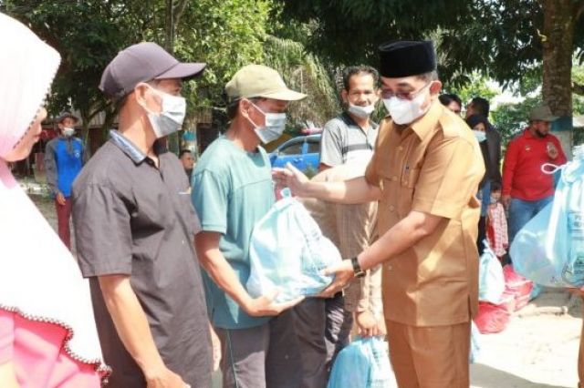 Bupati Anwar Sadat Serahkan Bantuan Korban Banjir di Kecamatan Betara