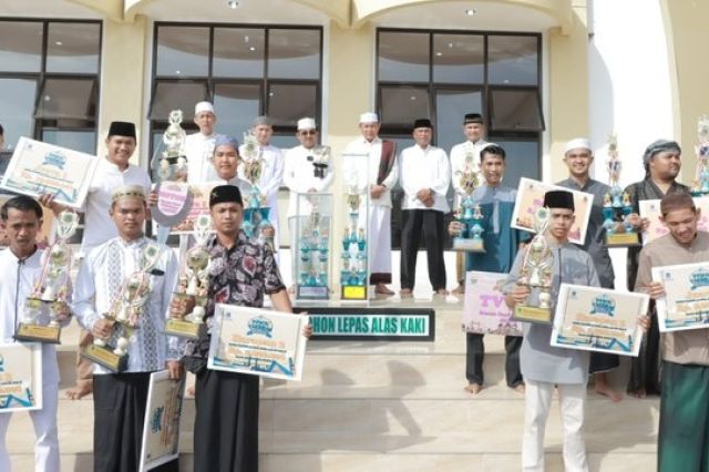 Bupati dan Wabup Tanjab Barat Sholat Idul Fitri 1444 H di Masjid Syeikh Utsman Kuala Tungkal