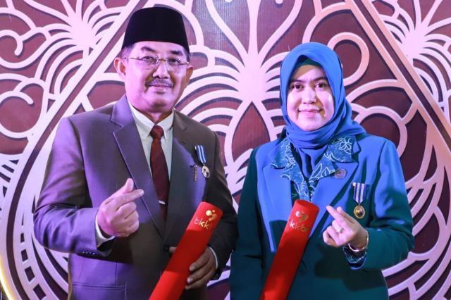 Bupati Anwar Sadat dan Ketua TP PKK Tanjab Barat Terima Penghargaan MKK dari BKKBN RI