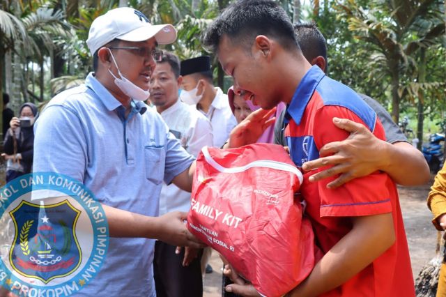 Tinjau Lokasi Kebakaran, Bupati Anwar Sadat Serahkan Bantuan