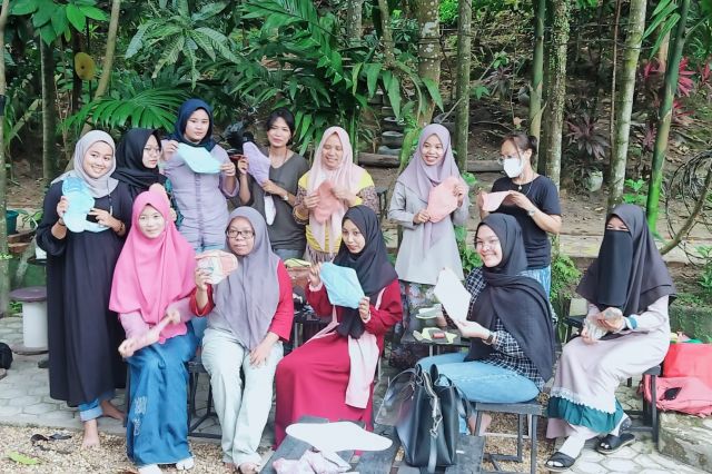 Komunitas Beranda Perempuan Bersama Penyintas Kekerasan Seksual Adakan Workshop Menjahit Pembalut Kain