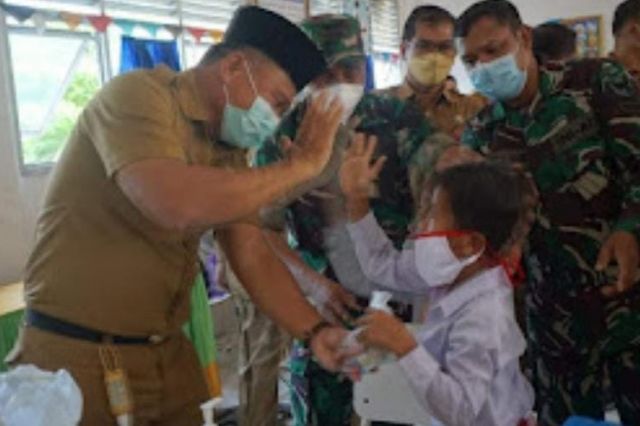 Sekda Budhi Hartono Tinjau Pelaksanaan Vaksin Di SD Negeri 03 Desa Senaung