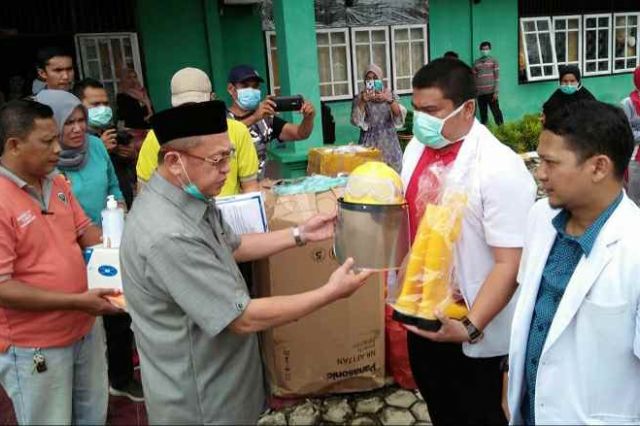 Bupati Sarolangun Serahkan Bantuan APD ke Tenaga Medis