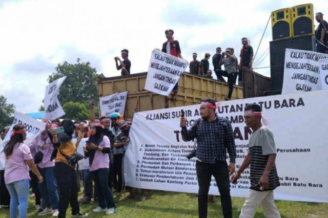 Padati Kantor Gubernur Jambi, Ini Tuntutan Sopir Truk Batubara
