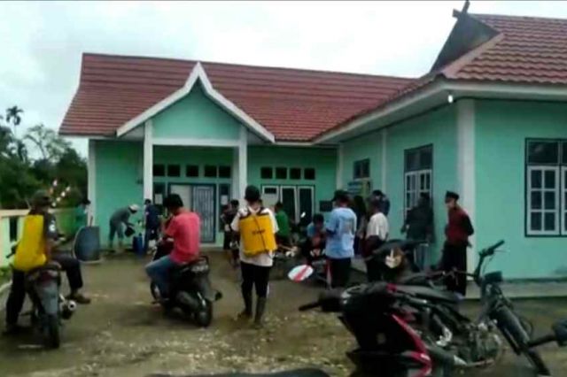 Desa Karang Mendapo Lakukan Penyemprot Disinfektan Secara Massal Cegah Corona