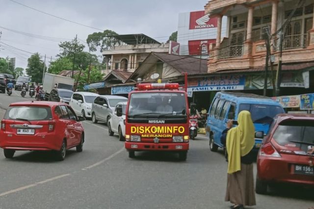 Gunakan Armada Damkar Keliling Bangko, Diskominfo Sampaikan Himbauan Bupati Cegah Corona