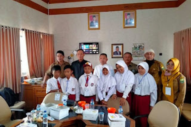 Peduli Pendidikan, Anggota DPRD Muaro Jambi Minta Kadisdik Perhatikan SD yang Tidak Layak Pakai