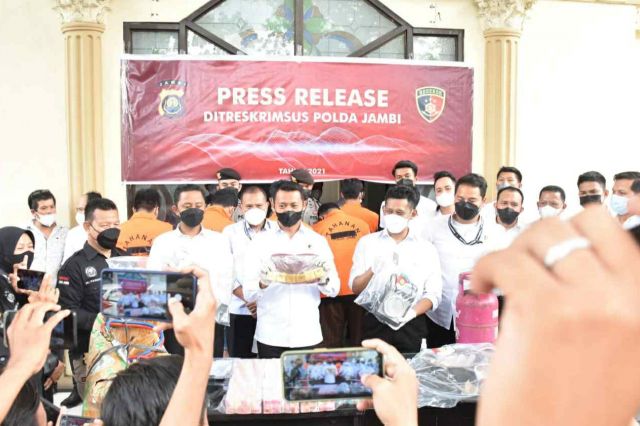 Ditreskrimsus Polda Jambi Amankan Enam Orang Jaringan Perdagangan Emas Ilegal