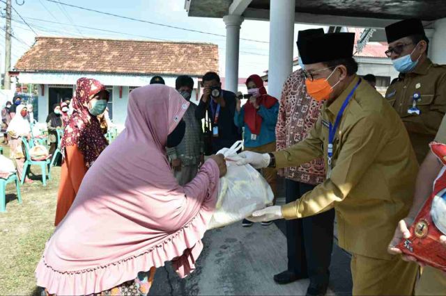 Fachrori Berikan Bantuan 500 Paket Sembako dari Pusat Koperasi Unit Desa