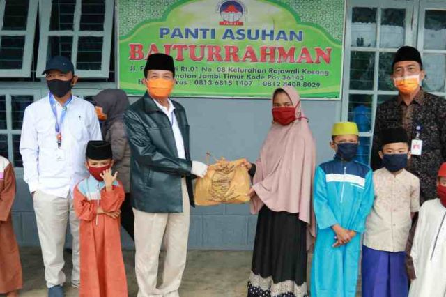 Gubernur Salurkan Bantuan untuk Anak Yatim di Panti Asuhan Baiturahman