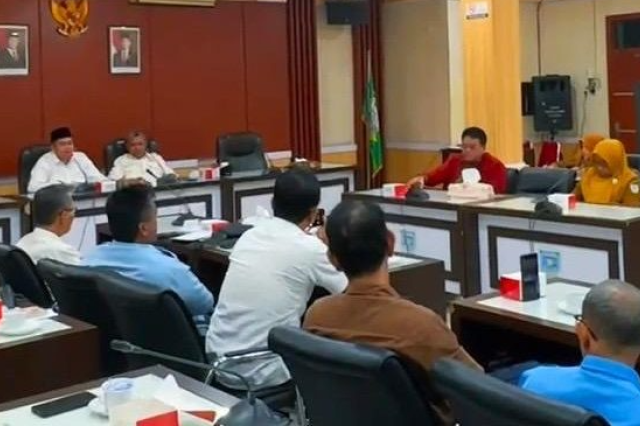 Terima Audiensi LPM se-Kota Jambi: Ketua DPRD Kemas Faried Serap Aspirasi Warga Kelurahan