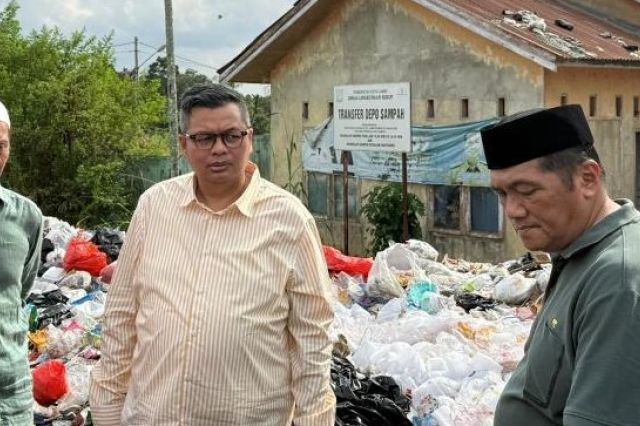 Kemas Faried dan Umar Faruk Dapati Tumpukan Sampah Meluber ke Jalan di Depo Olak Kemang