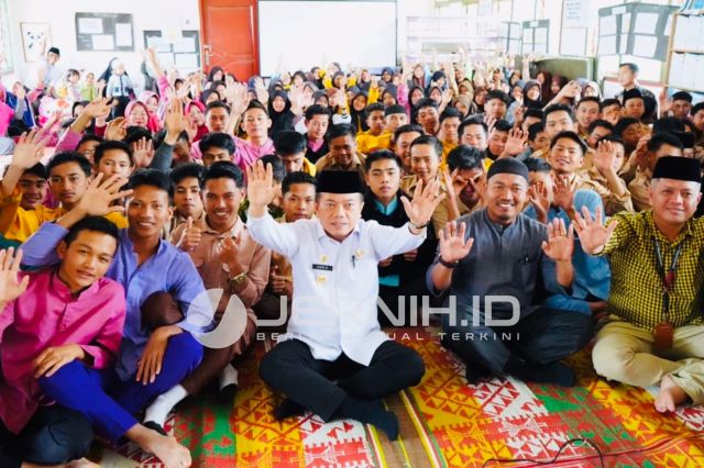 Beri Semangat Siswa SMAN 9 Merangin, Gubernur Al Haris: Saya Sekolah Dulu Motong dan Jual Koran