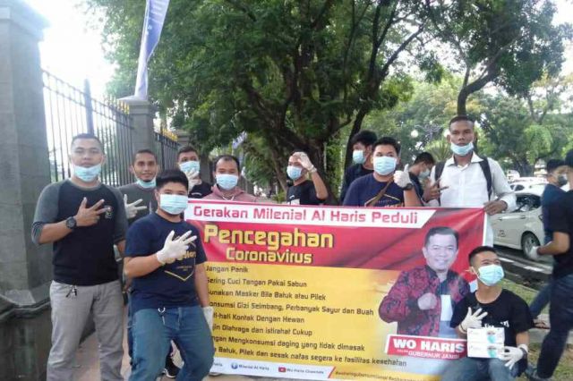 Millenial Al Haris Bagi-Bagi Masker Gratis untuk Cegah Covid-19