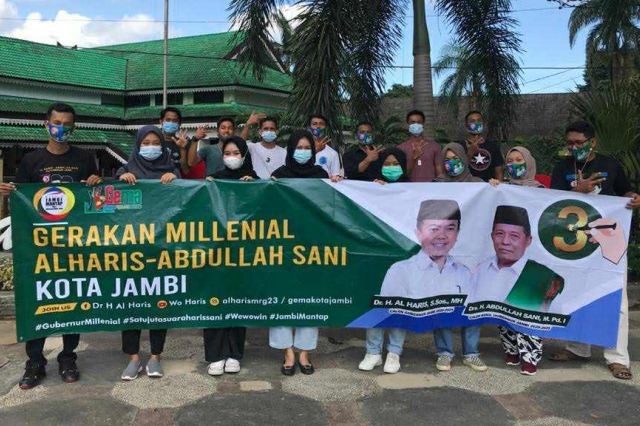 Blusukan di CFD, Milenial Al Haris-Sani Kota Jambi Bagikan Masker