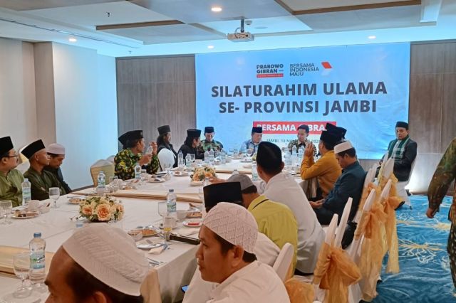 Momen Penuh Keakraban Gibran saat Silaturahmi dengan Ulama di Jambi