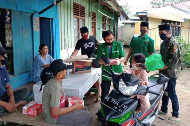 Aksi Sosial, GP Ansor Merangin Bagikan Masker dan Makanan Berbuka Puasa