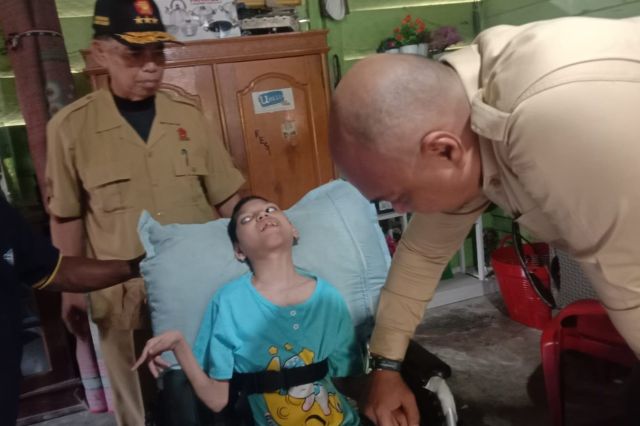 Dapat Bantuan Kursi Roda dari Bang Harrifar: Keluarga Resi Menangis Haru