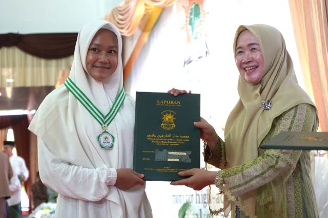 Hesti Haris Hadiri Wisuda Akbar Ponpes Nurul Arifin: Haru Orang Tua Warnai Kelulusan 357 Santri