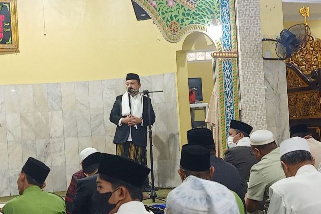 Gubernur Al Haris Beserta Keluarga Salat Idul Adha di Masjid Magatsari