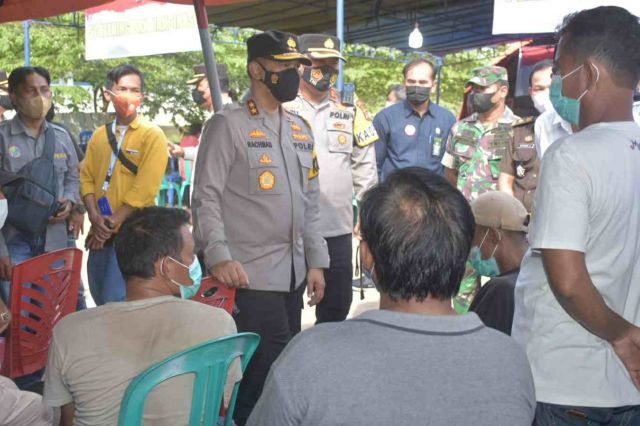 Kapolda Jambi Pantau Vakisinasi Massal Sopir Batubara di Jembatan Timbang Batanghari