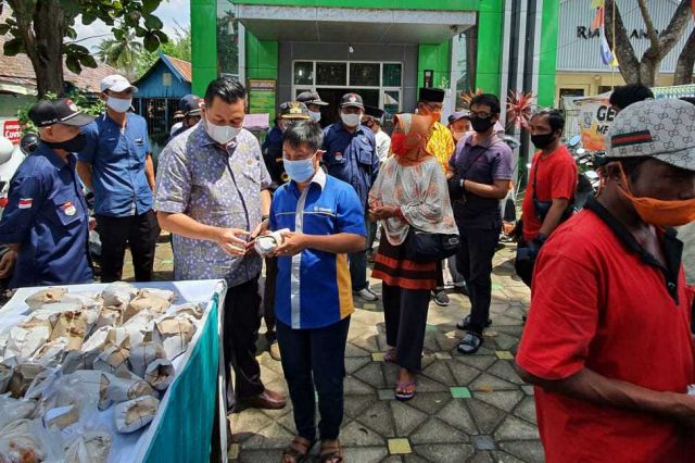 Jumat Berkah, Kamas Faried Bantu Warga Sungai Putri yang Terdampak Covid-19