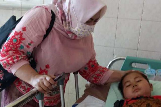 Berikan Dukungan, Ketua Fraksi PDI Perjuangan Jenguk Bocah Aldino di  RSUD Raden Mattaher