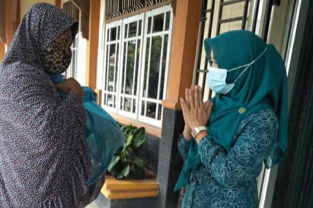 Berbagi, PKK Merangin Bagikan Sembako ke Warga Kurang Mampu