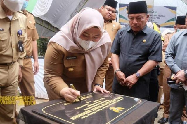 Bupati Masnah Resmikan dan Lantik Kepala Desa Persiapan