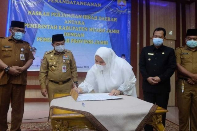 Bupati Masnah Tandangani Kerja Sama Pemkab Muaro Jambi dengan Pemprov Jambi