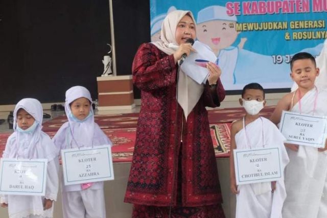 Bupati Masnah Buka Acara Manasik Haji Anak-anak Raudhatul Athfal