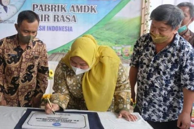 Bupati Masnah Resmikan Pabrik AMDK