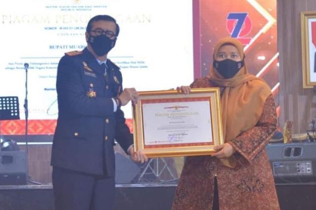 Bupati Masnah Terima Penghargaan Mitra Kerja Kantor Hukum dan HAM