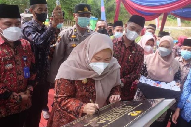 Bupati Masnah Resmikan Gedung Serba Guna Desa Suak Putat
