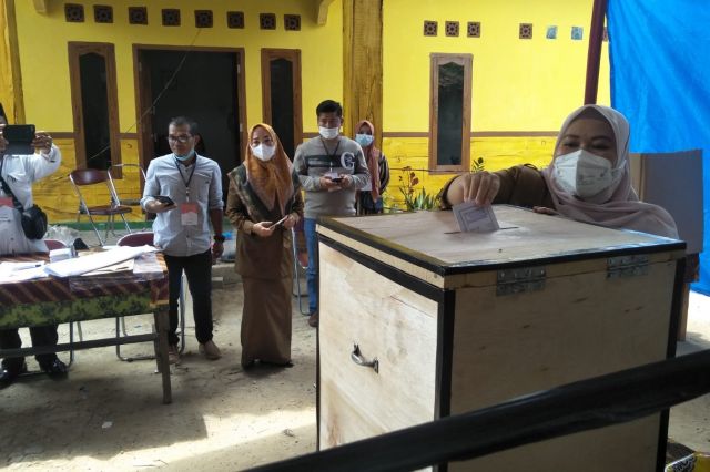 Bupati Masnah Tinjau Langsung Kegiatan Pilkades Serentak Kabupaten Muaro Jambi Tahun 2022