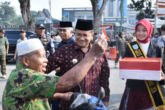 Sambut HUT ke-81 RI: Wali Kota Maulana Bagikan 4.000 Bendera Merah Putih di Tugu Keris Siginjai
