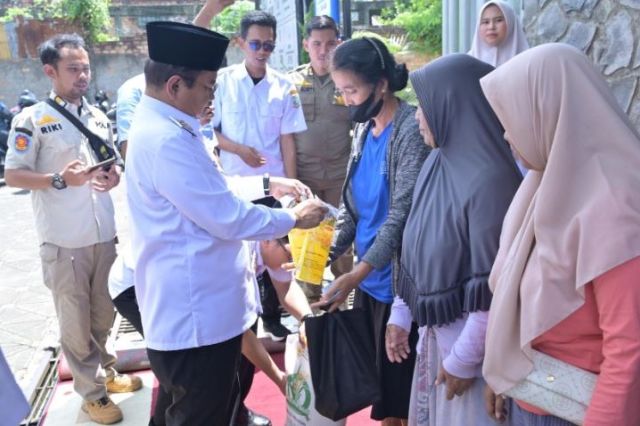 Wali Kota  Jambi Maulana Serahkan Bantuan Cadangan Pangan Pemerintah Periode Februari – Maret