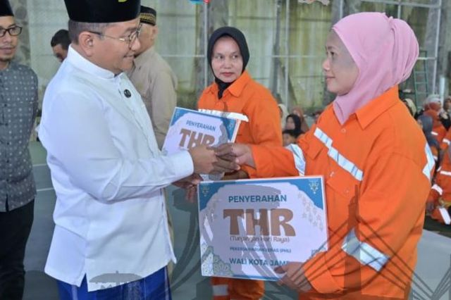 Buka Puasa Bersama Ribuan Pahlawan Kebersihan: Wali Kota Jambi Maulana Serahkan THR 800 Ribu Per Orang