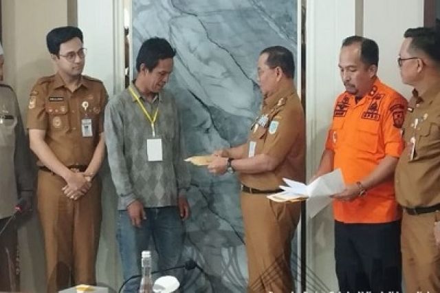 Wali Kota Maulana Serahkan Bantuan Sosial untuk 12 KK Korban Bencana