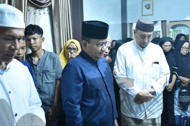 Wali Kota Jambi Maulana Serahkan Santunan 42 Juta Saat Takziah Dirumah Almarhum Ketua RT