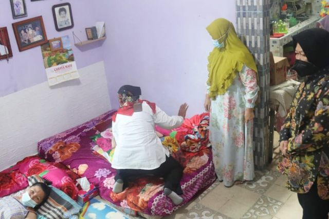 Mensos Risma Temui Suci Remaja Penderita Lumpuh Layuh di Kota Jambi