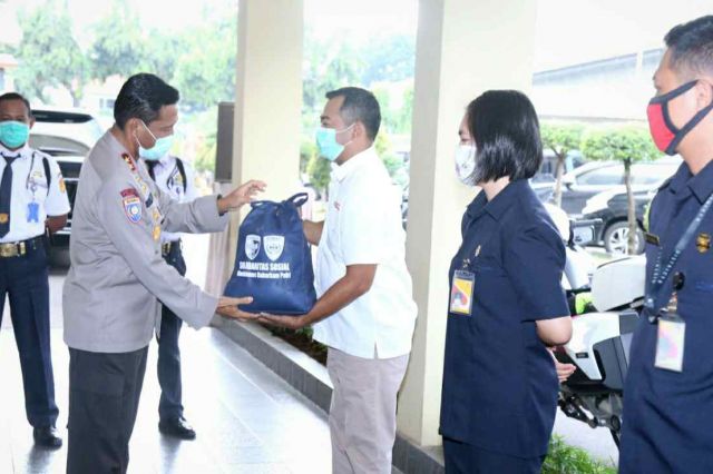 Peduli Sesama, Baharkam Polri Berikan 1000 Paket Sembako Untuk Satpam