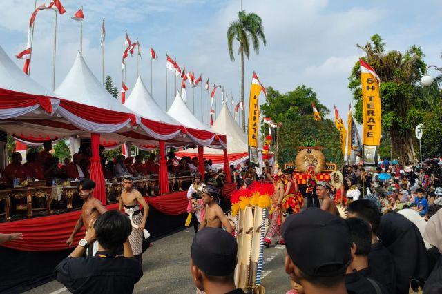Keragaman Budaya dan Mobil Hias Meriahkan Pawai Pembangunan Jambi