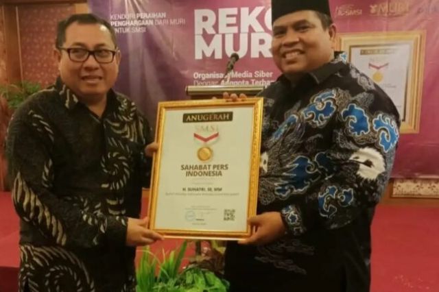 Bupati Lebong Mendapat Anugerah 'Sahabat Pers Indonesia' dari SMSI